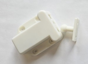 Zamek zatrzaskowy do drzwi bez klamek